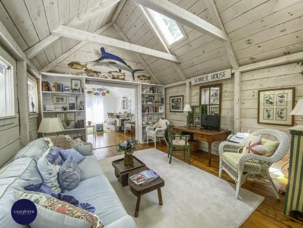 Cape Cod Home 994860