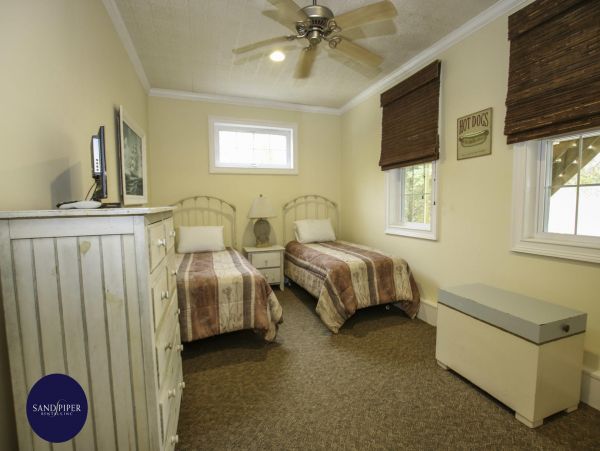 Cape Cod Home 994862