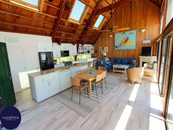 Cape Cod Home 994867