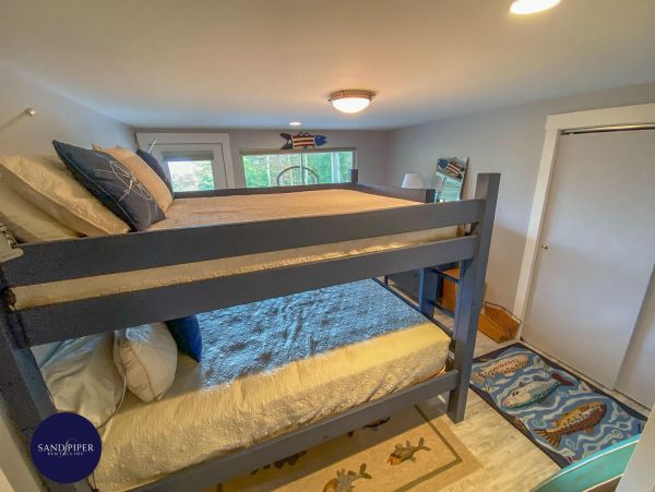 Cape Cod Home 994869