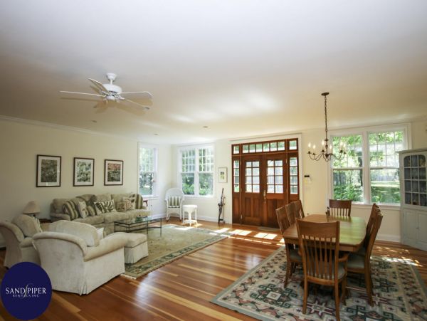 Cape Cod Home 994870