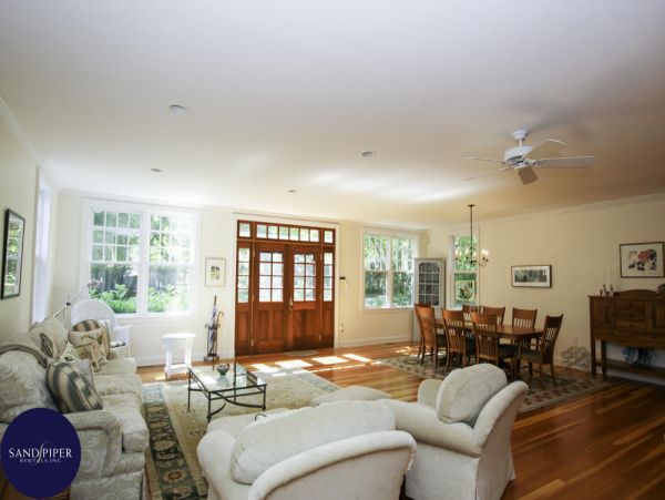 Cape Cod Home 994870
