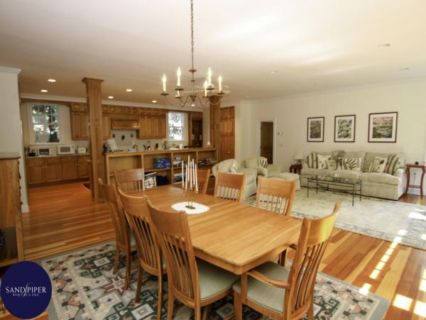 Cape Cod Home 994870