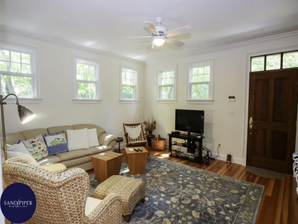 Cape Cod Home 994870