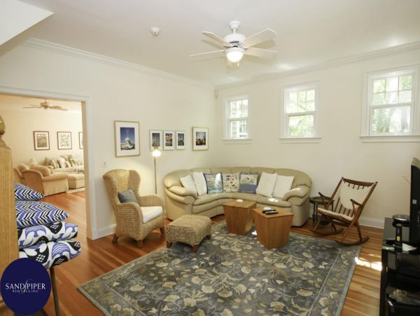Cape Cod Home 994870