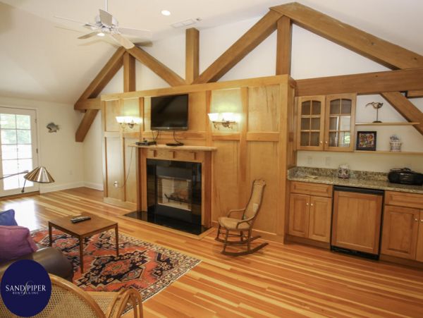 Cape Cod Home 994870