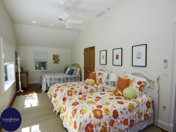 Cape Cod Home 994870