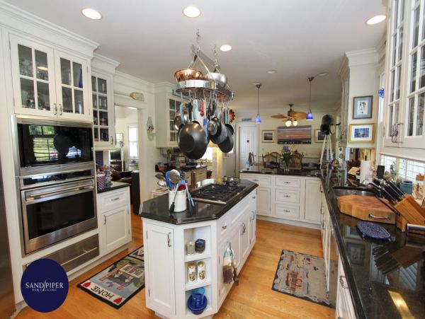 Cape Cod Home 994871