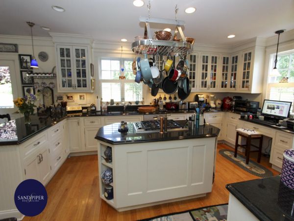 Cape Cod Home 994871