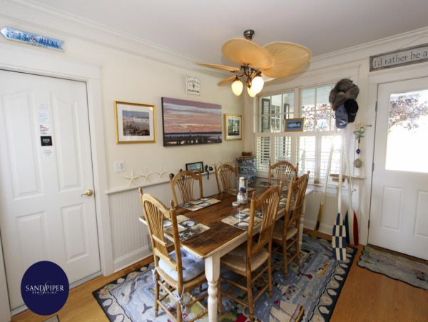 Cape Cod Home 994871