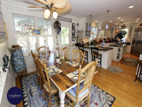 Cape Cod Home 994871
