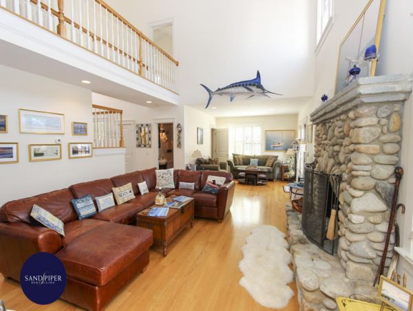 Cape Cod Home 994871