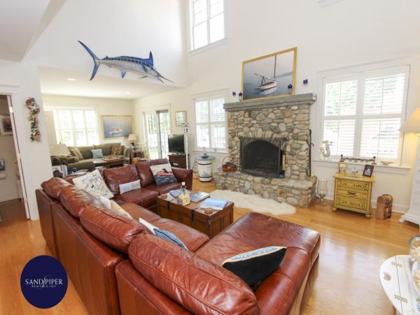 Cape Cod Home 994871