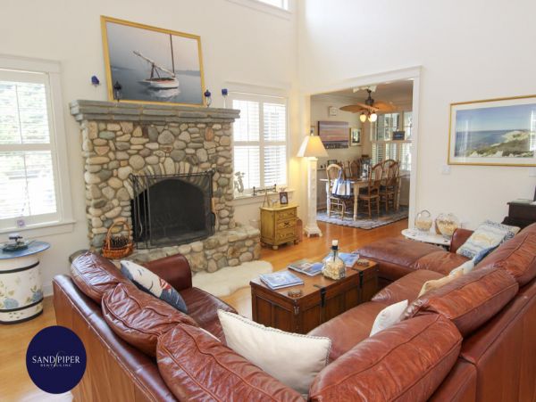 Cape Cod Home 994871