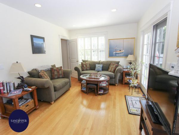 Cape Cod Home 994871
