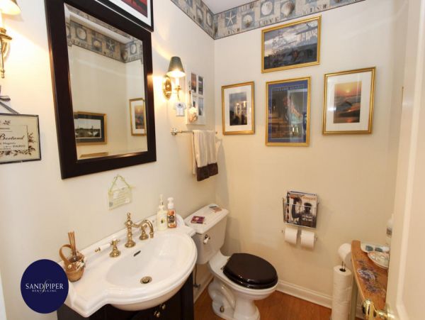 Cape Cod Home 994871