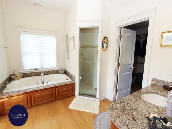 Cape Cod Home 994871
