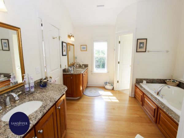 Cape Cod Home 994871