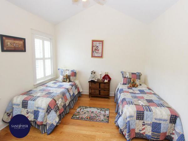 Cape Cod Home 994871