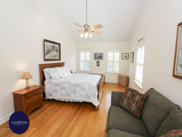 Cape Cod Home 994871