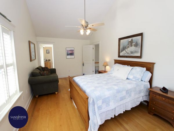 Cape Cod Home 994871