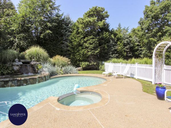 Cape Cod Home 994871