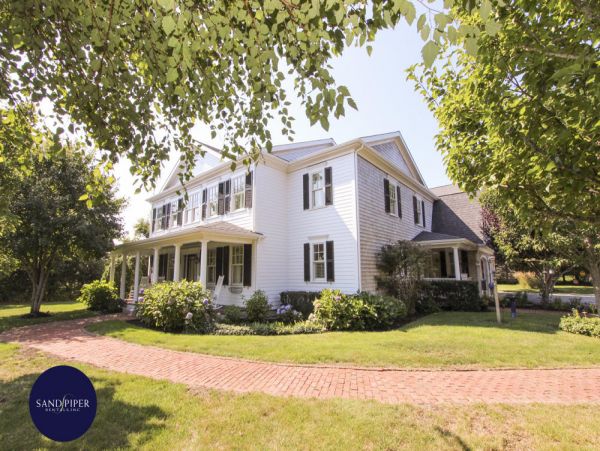 Cape Cod Home 994871