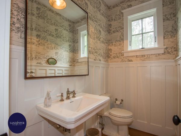 Cape Cod Home 994873