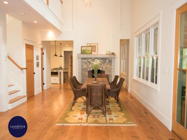 Cape Cod Home 994873