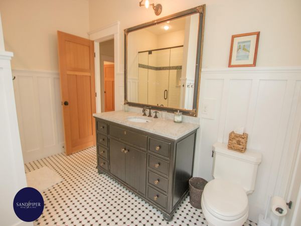 Cape Cod Home 994873