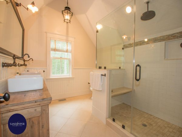 Cape Cod Home 994873