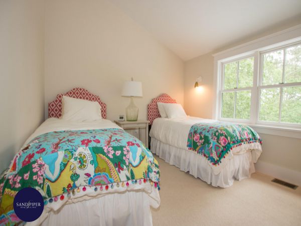 Cape Cod Home 994873
