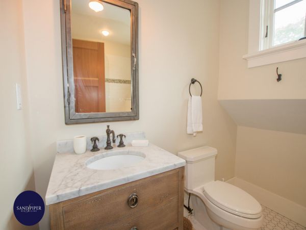 Cape Cod Home 994873