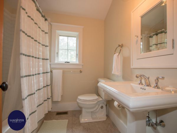 Cape Cod Home 994873