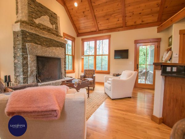 Cape Cod Home 994873