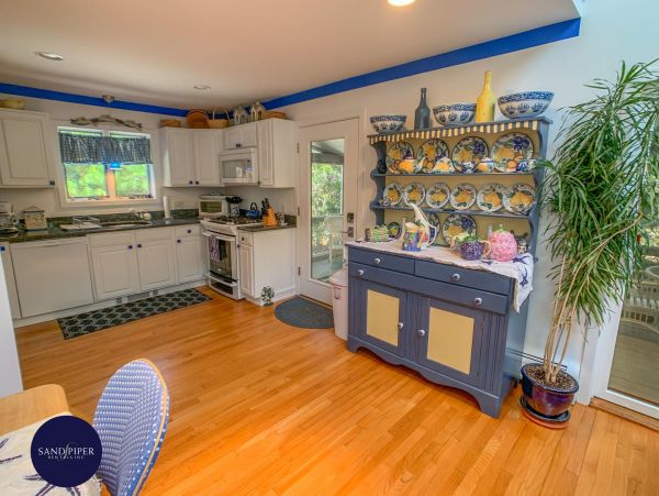 Cape Cod Home 994875