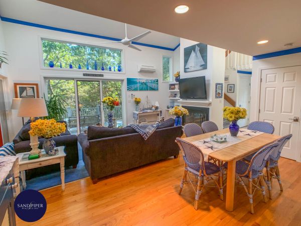 Cape Cod Home 994875