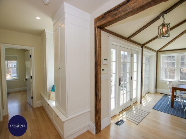 Cape Cod Home 994879