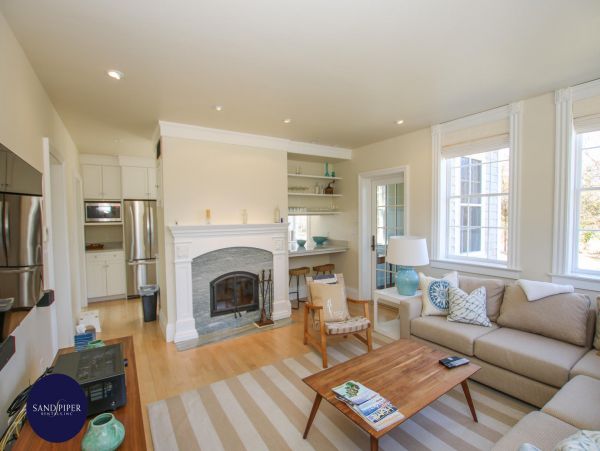 Cape Cod Home 994879