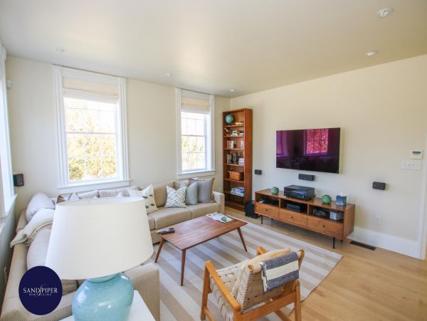 Cape Cod Home 994879