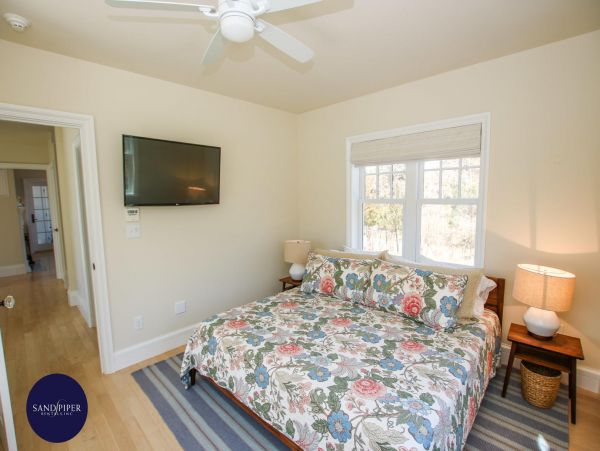 Cape Cod Home 994879