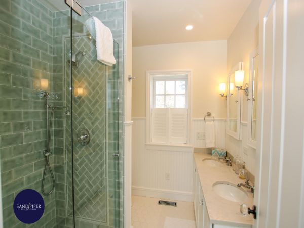 Cape Cod Home 994879