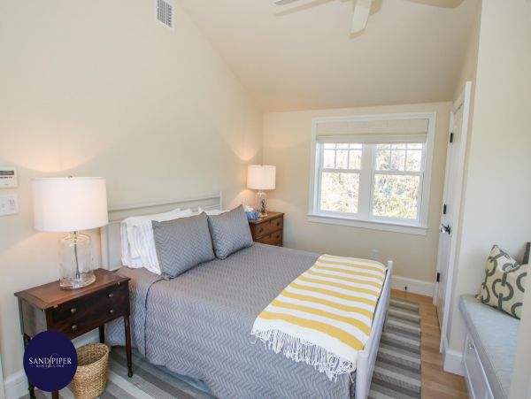 Cape Cod Home 994879