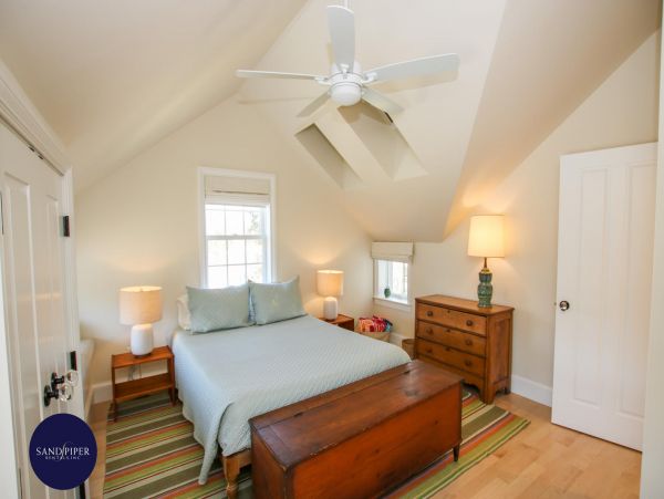 Cape Cod Home 994879