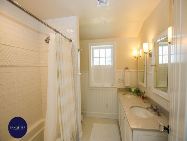 Cape Cod Home 994879