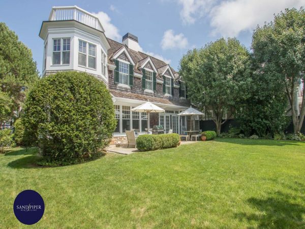 Cape Cod Home 994880