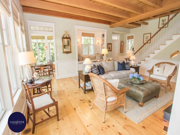 Cape Cod Home 994880