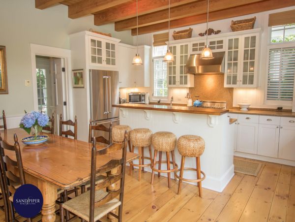 Cape Cod Home 994880