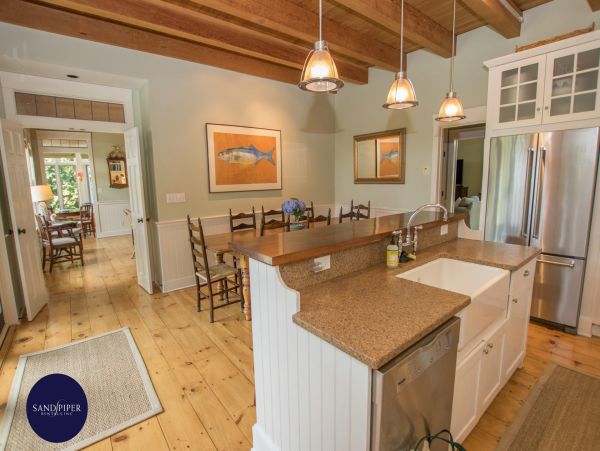 Cape Cod Home 994880