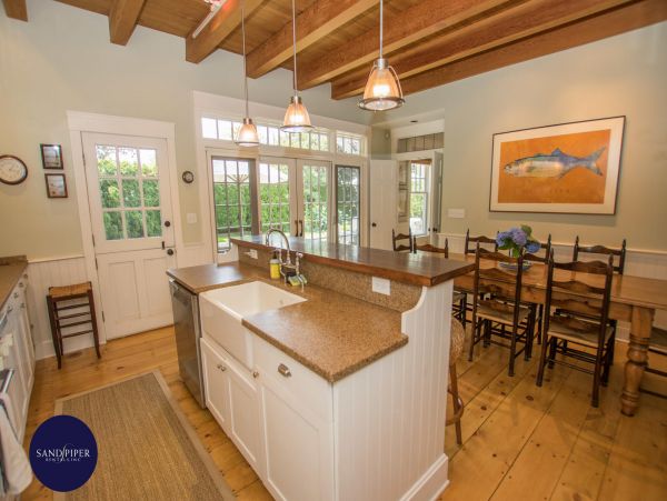 Cape Cod Home 994880